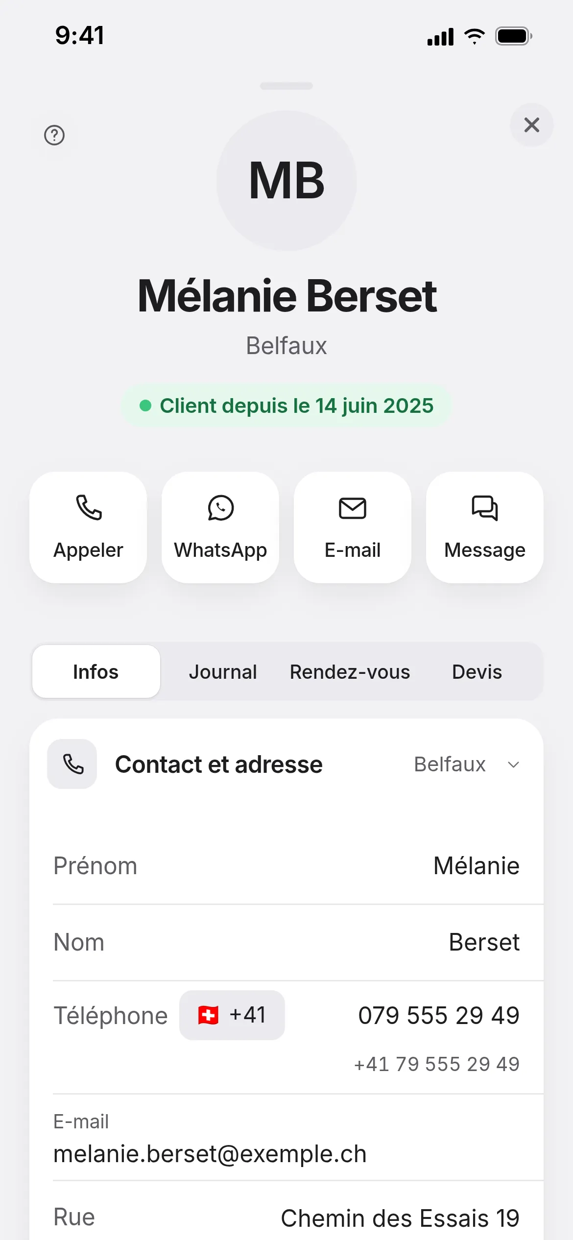 A client record on iPhone, with buttons to call, write on WhatsApp, send an email or a message